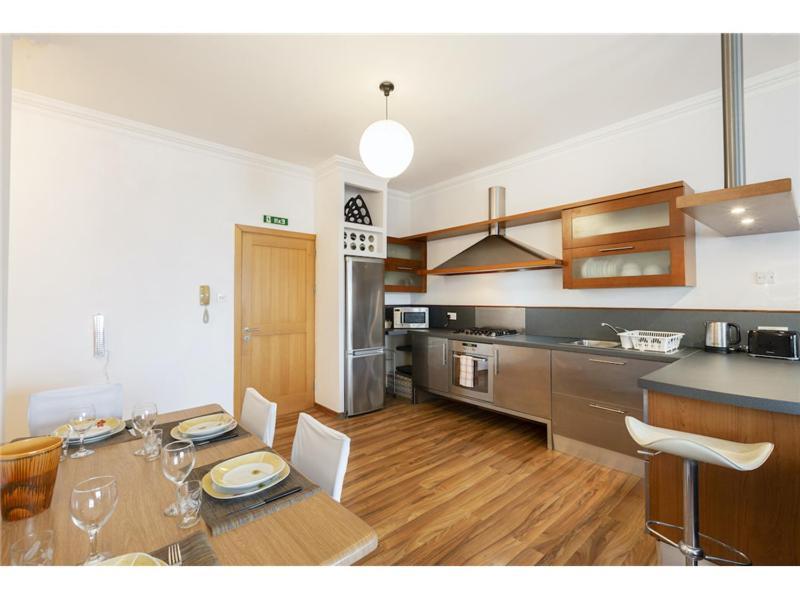 2 Bedroom Apartment-hosted By Sweetstay Apartament *